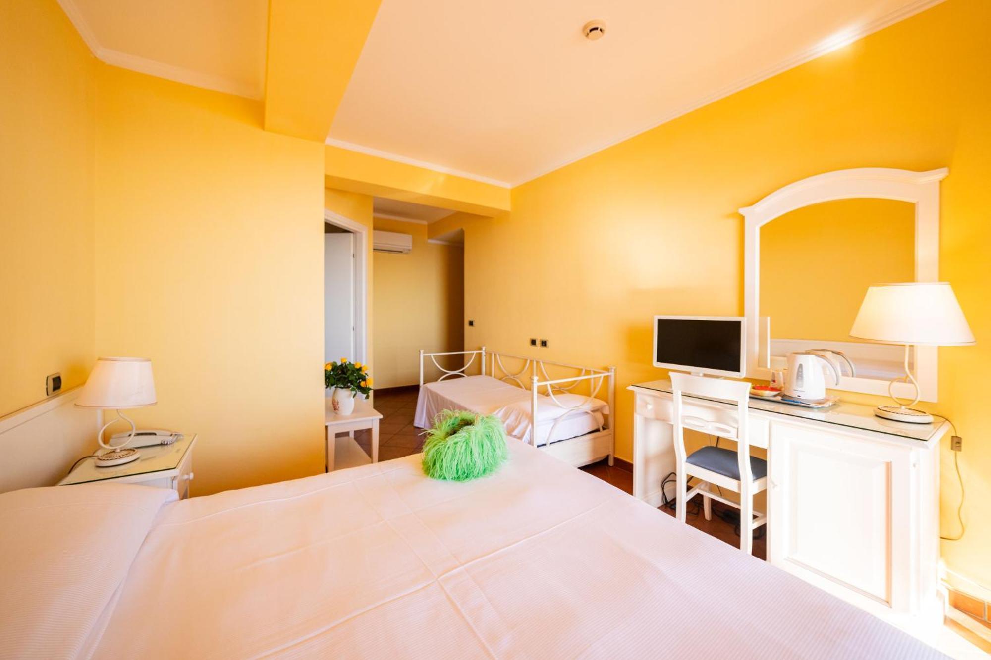 Mendolia Beach Hotel Taormina Oda fotoğraf