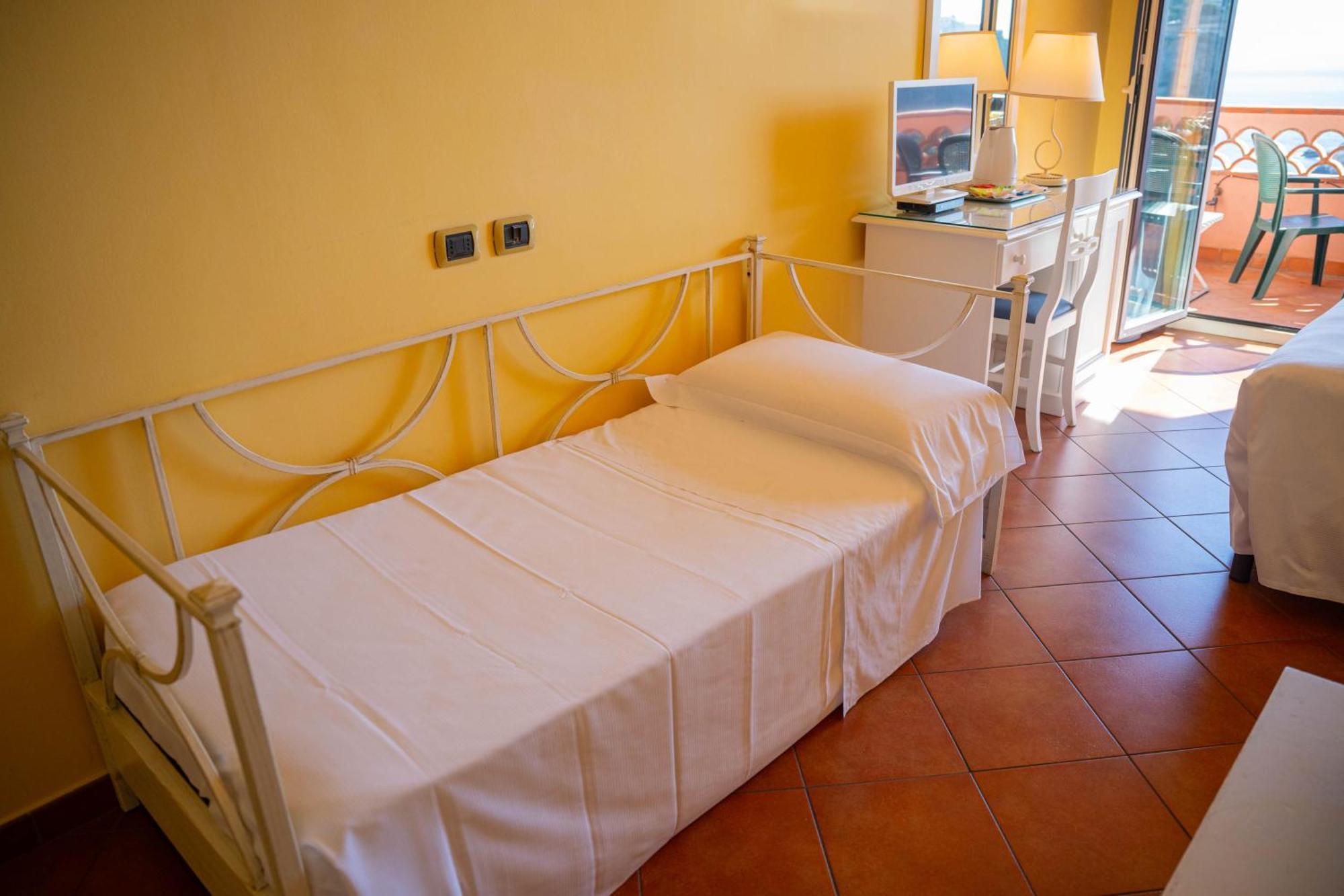 Mendolia Beach Hotel Taormina Oda fotoğraf